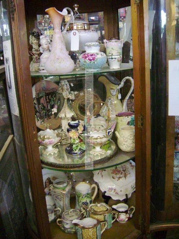 lot 301 image: Ceramic & glassware collection