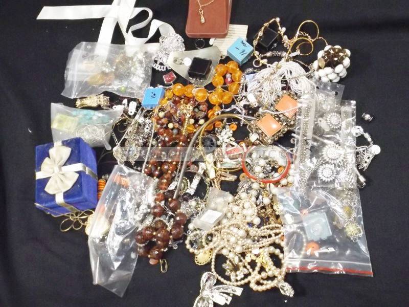 lot 542 image: Assorted jewelry and jewelry parts about half half