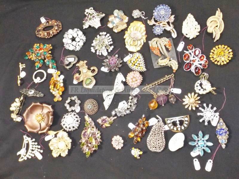 lot 501 image: Brooch selection