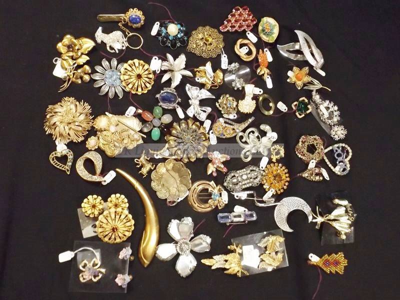 lot 503 image: Brooch selection