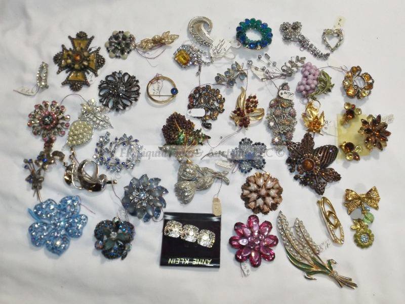 lot 499 image: Brooch selection