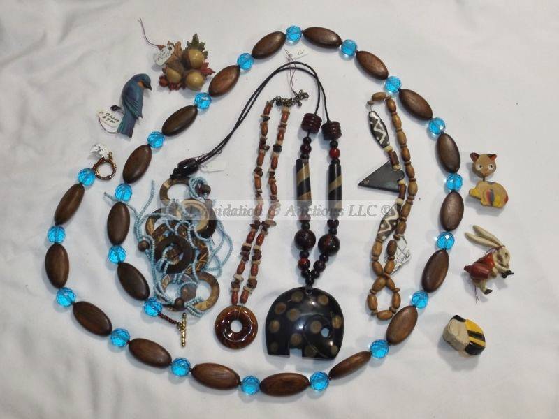 lot 473 image: Wood jewelry