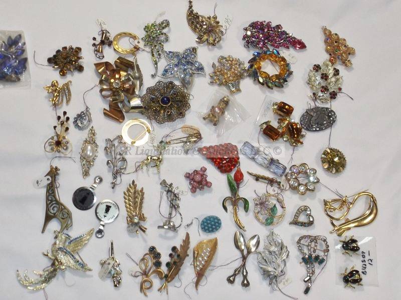 lot 504 image: Brooch selection includes