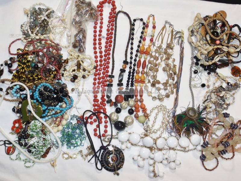 lot 524 image: Assorted necklaces varied styles
