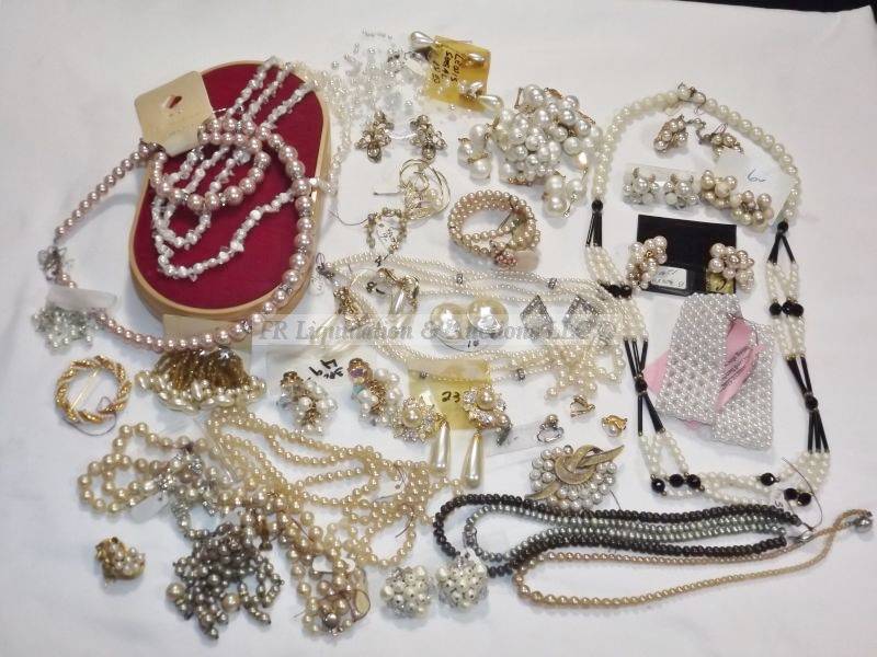lot 483 image: Pearl fashion jewelry selection