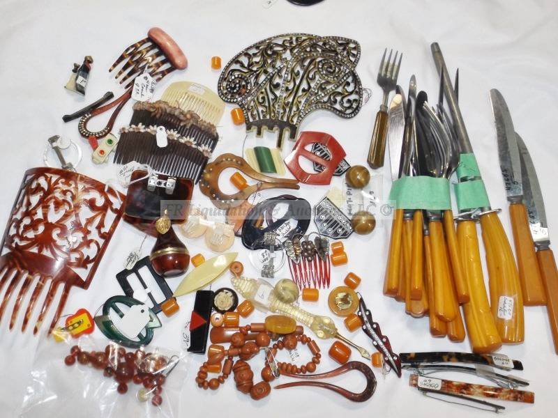 lot 465 image: Bakelitecelluloidearly plastic jewelry