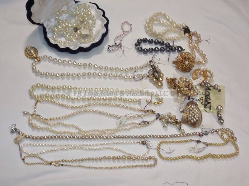 lot 482 image: Signed pearl selection