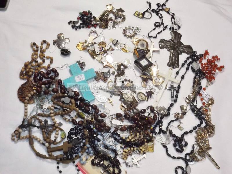 lot 525 image: Religious jewelry selection
