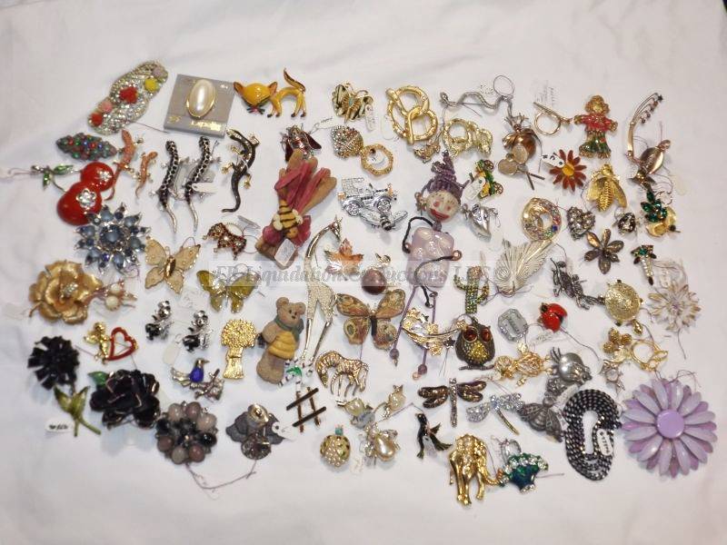 lot 464 image: Broochpin selection.