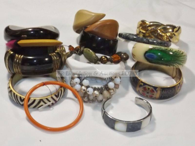 lot 538 image: Assorted bangle and stretch bracelets