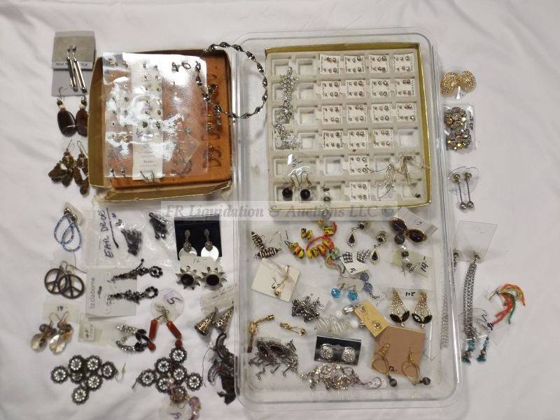 lot 514 image: Earring assortment in storage tray