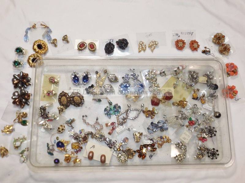lot 512 image: Earring selection in large acrylic tray