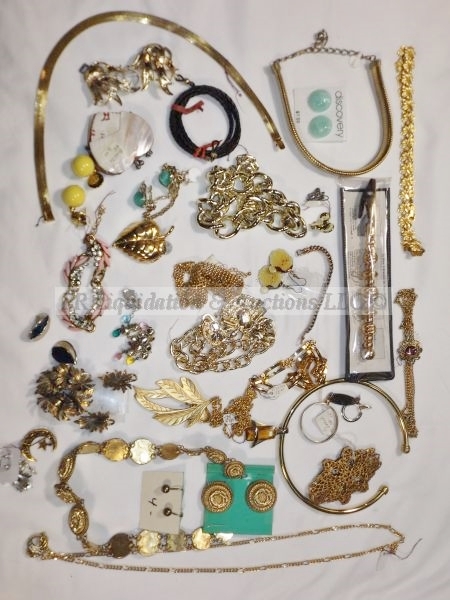 lot 493 image: Fashion jewelry grouping
