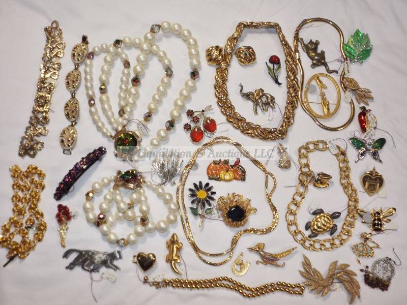 lot 491 image: Signed Jewelry selection