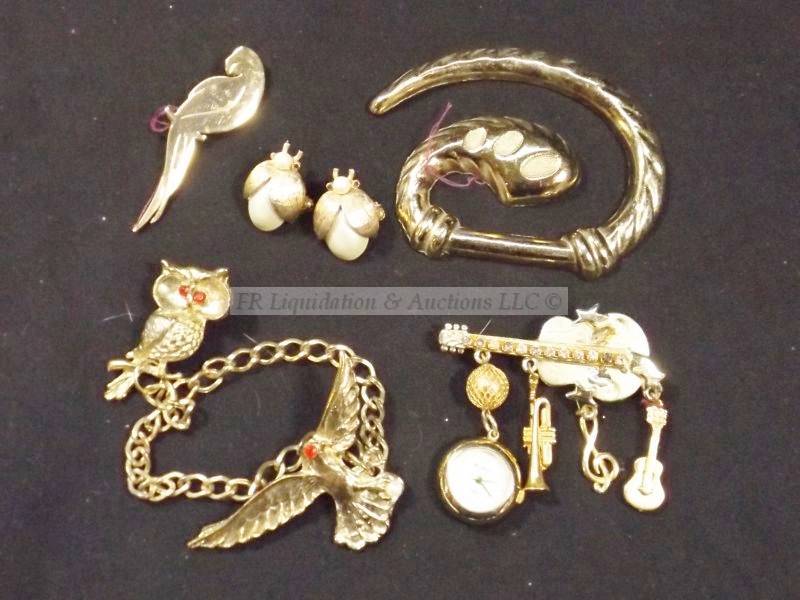 lot 492 image: Brooches and Pin selection