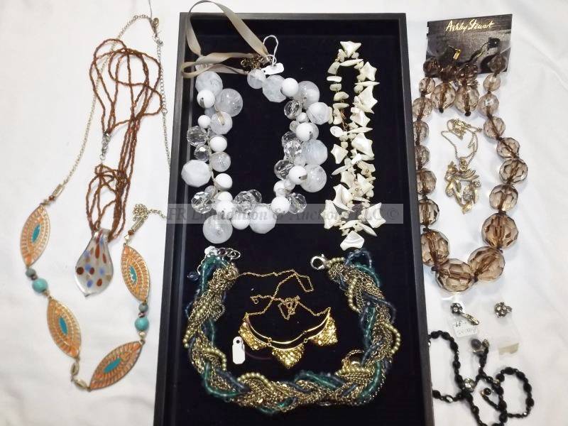 lot 543 image: Assorted necklace and sets in jewelry felt flat