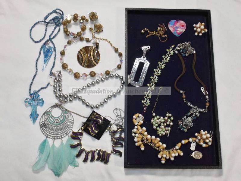 lot 545 image: Jewelry selection