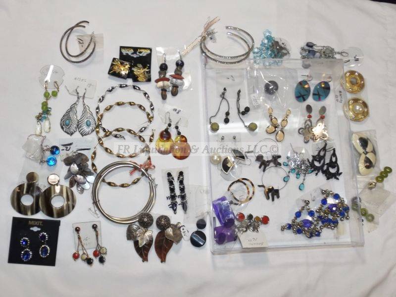 lot 532 image: Assorted earrings in acrylic tray