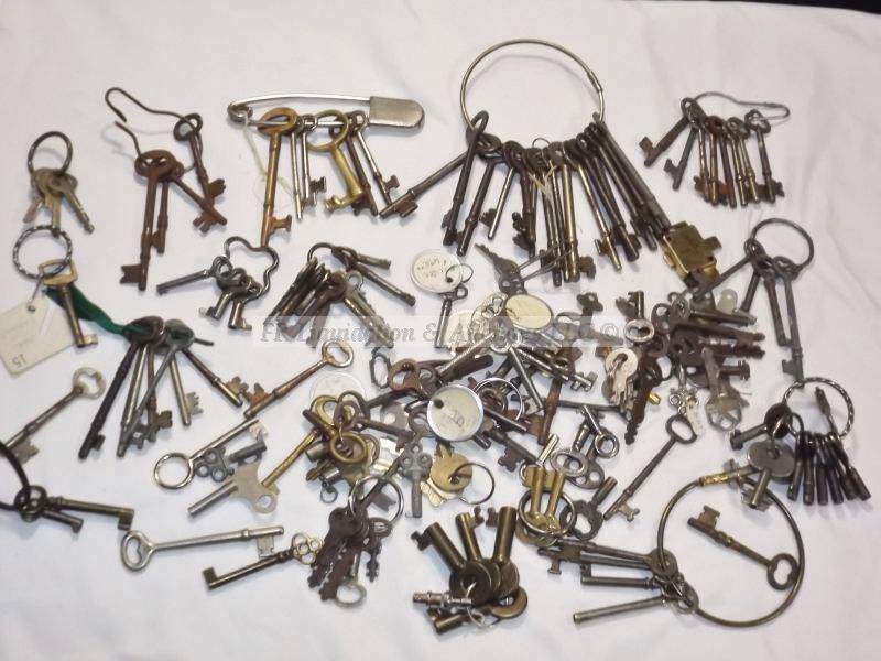 lot 518 image: Keys and clock keys, etc