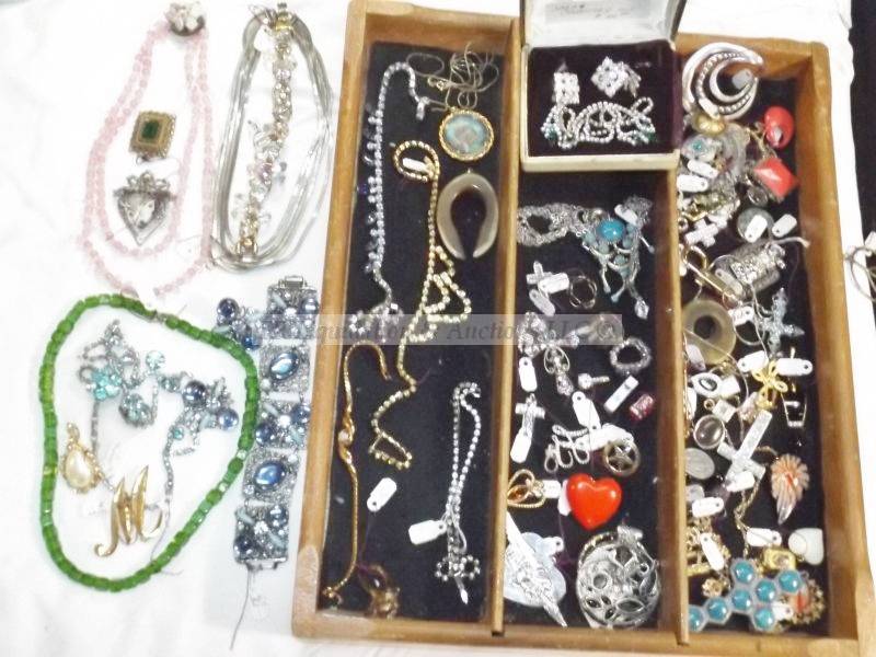 lot 546 image: Wooden box with jewelry