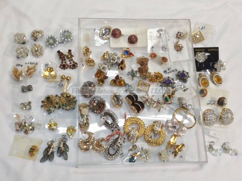 lot 511 image: Earring selection in plastic tray