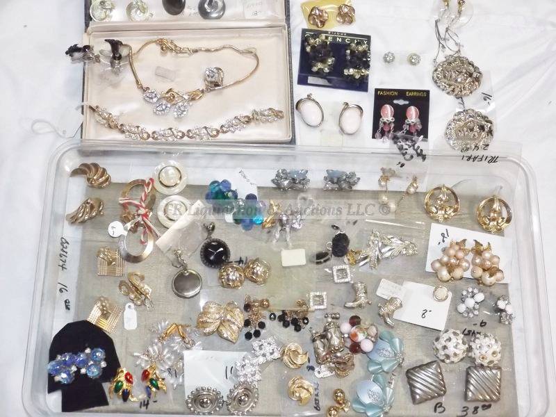 lot 510 image: Earring selection in plastic tray
