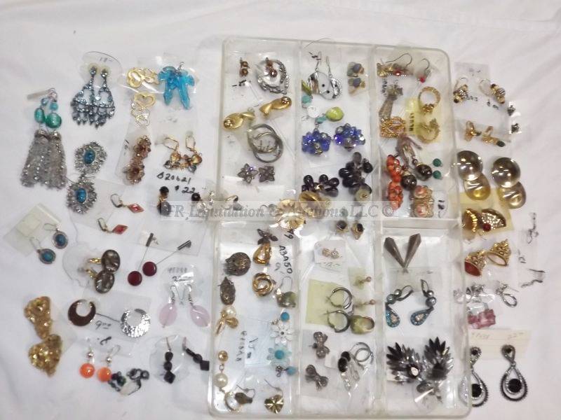 lot 515 image: Earring assortment in acrylic tray