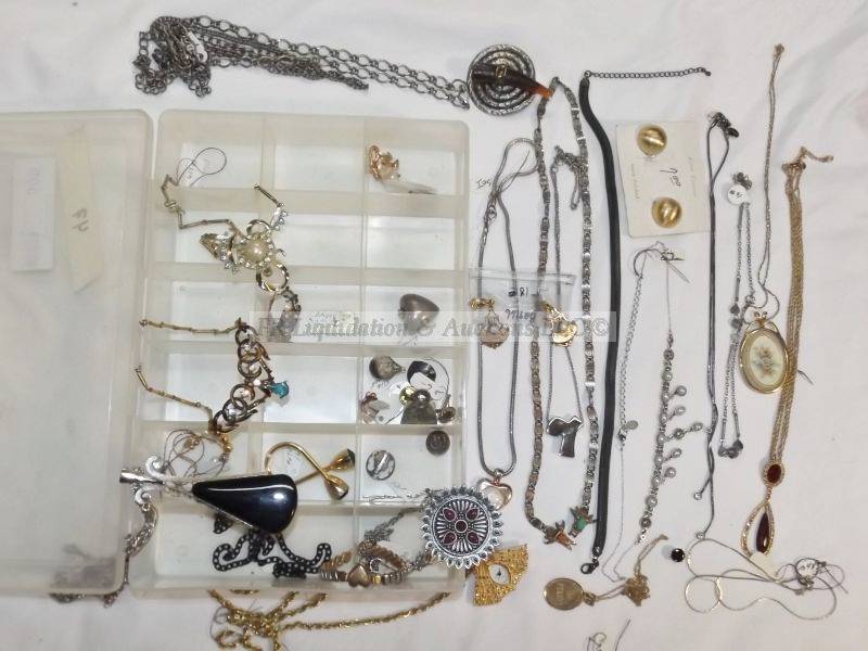 lot 509 image: Jewelry selection with organizer