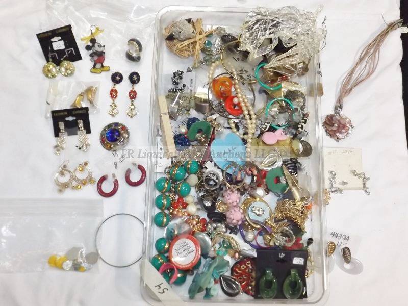 lot 516 image: Earring assortment and assorted jewelry