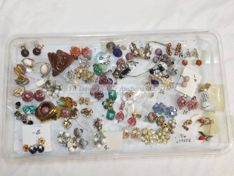 lot 513 image: Earring selection in large acrylic tray