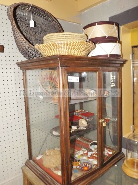lot 770 image: Counter top display cabinet and contents