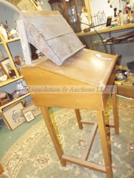lot 762 image: Podium and counter top podium
