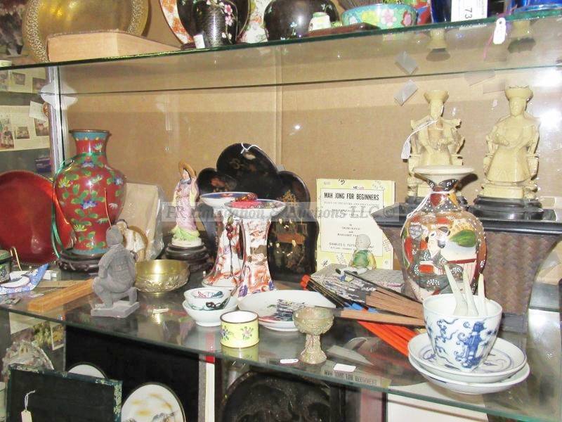 lot 740 image: Asian collectibles