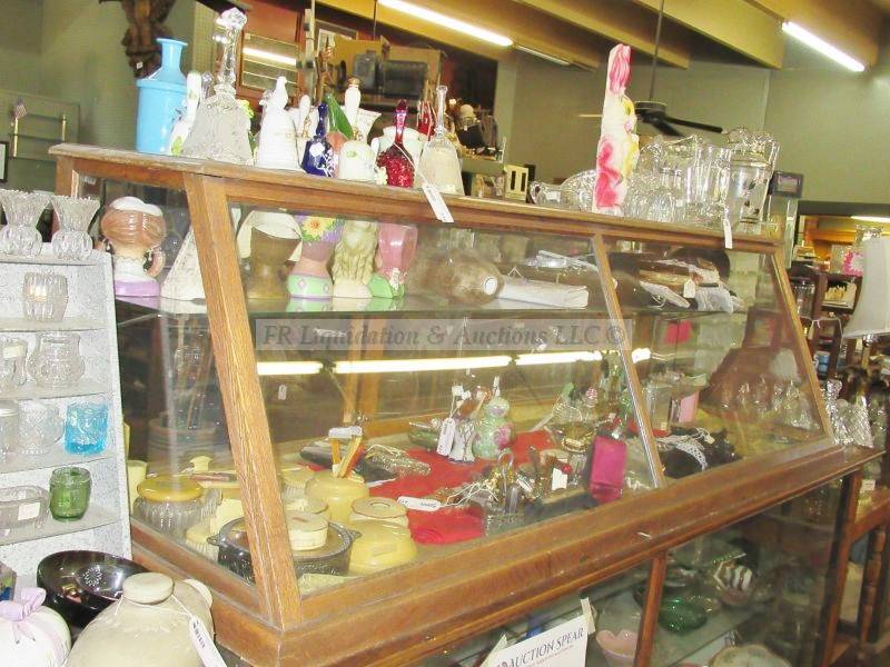 lot 775 image: Counter top jewelry display case