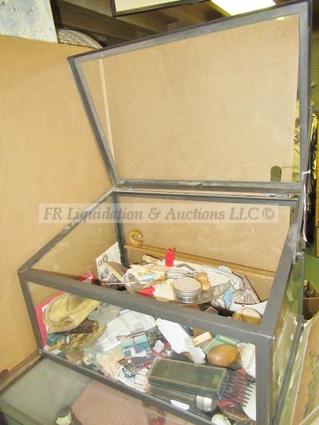 lot 730 image: Countertop display box and contents