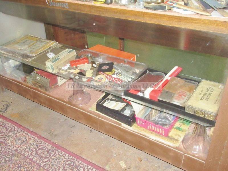 lot 746 image: Collectable contents bottom 2 shelves display cabinet