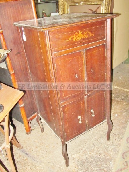 lot 723 image: Antique Silvertone hand crank record player