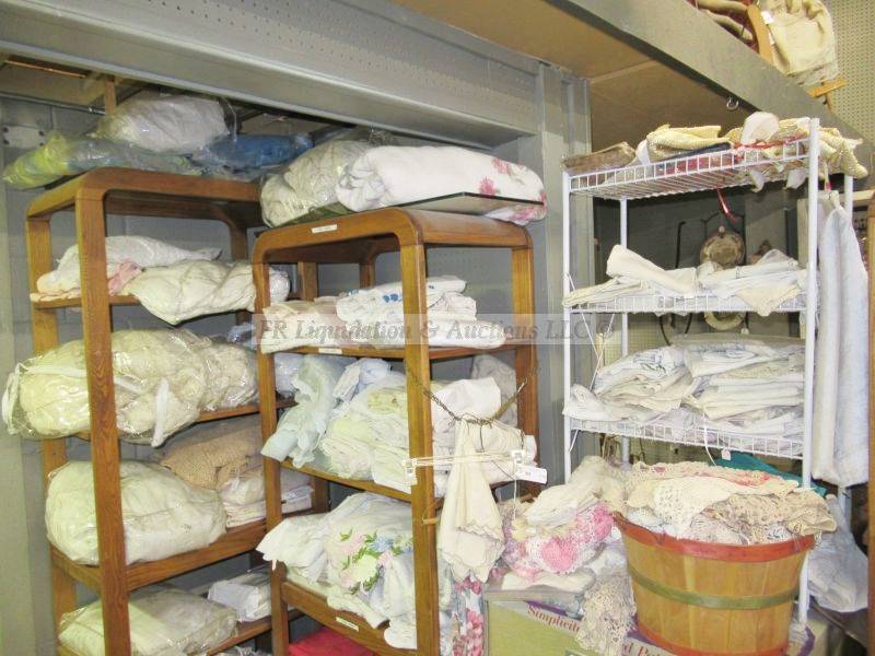 lot 713 image: Various hand made linens