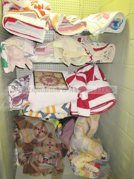 lot 712 image: Various hand made quilts