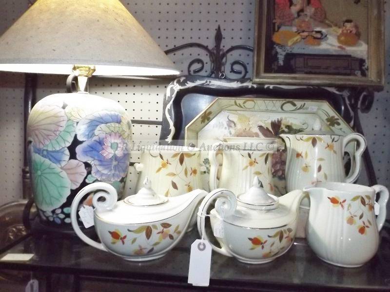 lot 679 image: Vintage Halls ceramic ware
