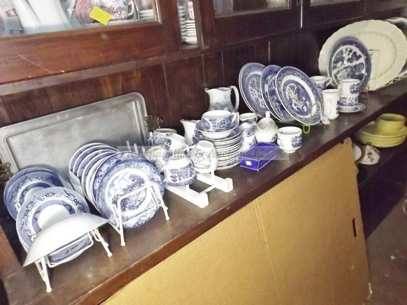 lot 677 image: Vintage assorted blue ironstone ware