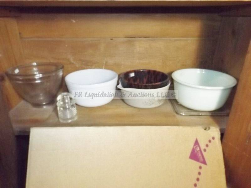 lot 673 image: Vintage glass mixing bowls