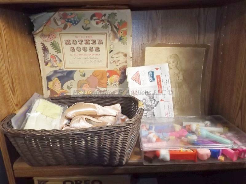 lot 642 image: Vintage Pez dispensers and more