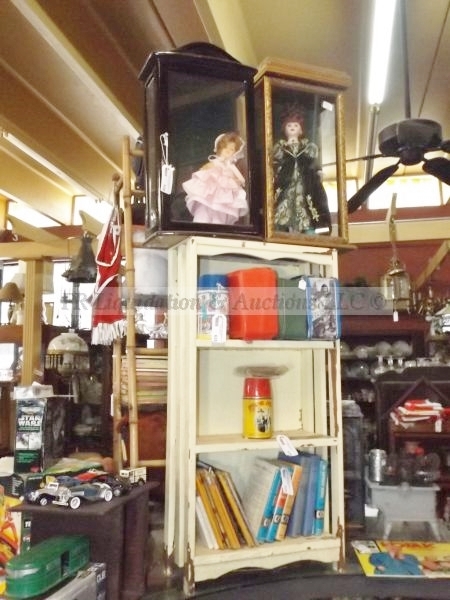 lot 636 image: Collectable dolls and more