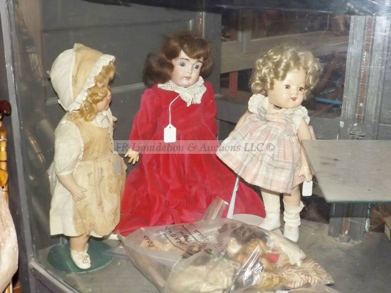lot 632 image: Antique dolls and accessories