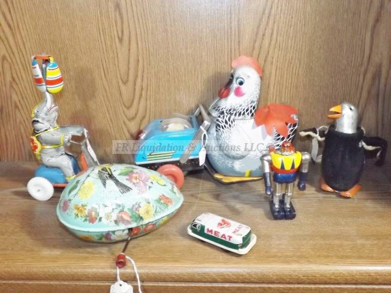 lot 630 image: Vintage tin toy collection