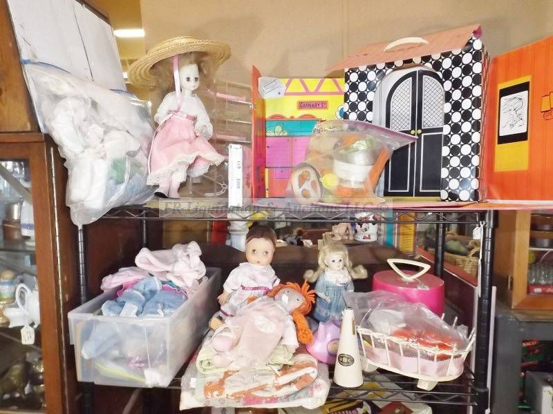 lot 611 image: Various dolls & accessories