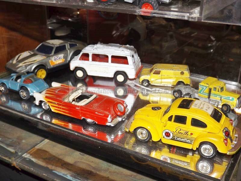 lot 626 image: Counter top display case full of hot wheels and more