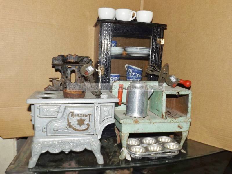 lot 458 image: Salesman sample stoves