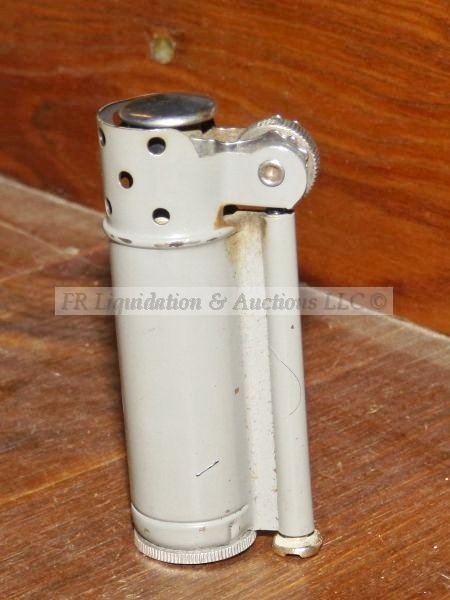 lot 552 image: WWII white Dunhill Service military trench lighter